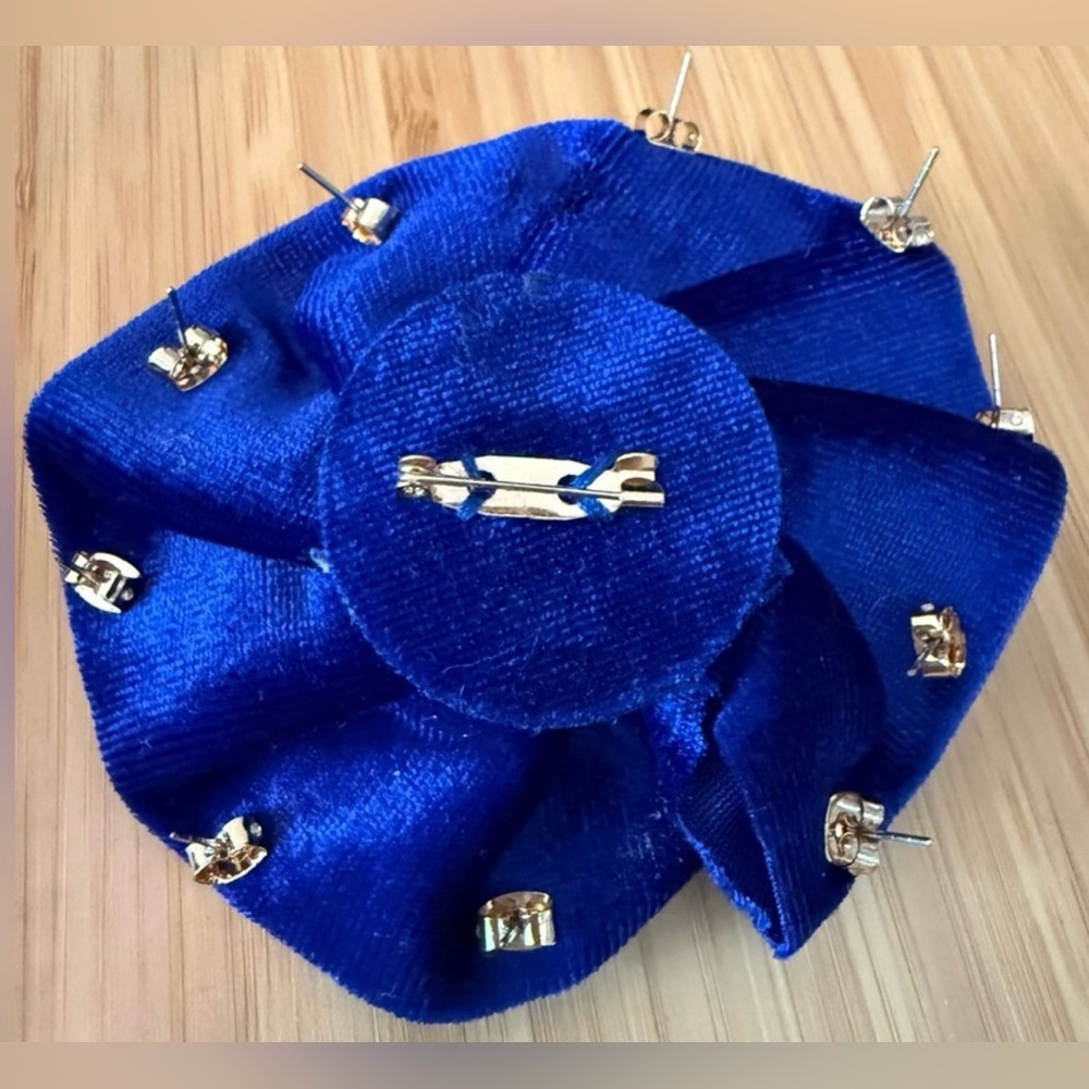 Free People Rosette Velvet Pin Brooch W/ 5 Pairs Of Gold Tone Earrings, NWT Blue - Picture 3 of 4